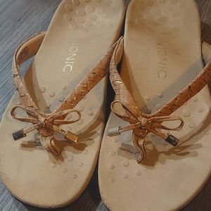 VIONIC Bella Sandal Size 8 in Gold Cork